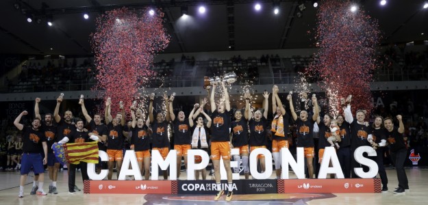 Jugadoras Valencia Basket celebran título Copa Reina tras remontada épica