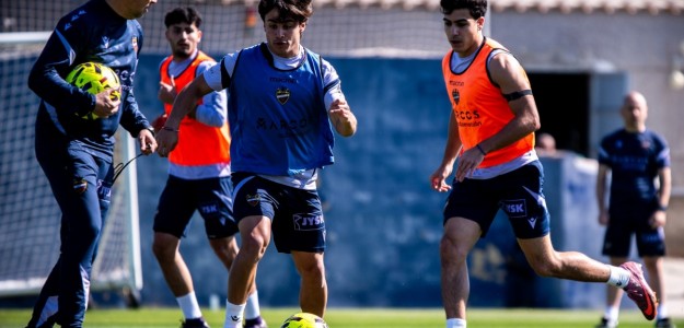 Carlos Álvarez entrena con el Levante UD en la Ciudad Deportiva