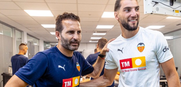 Hugo Duro celebra un gol con la camiseta del Valencia CF en Mestalla