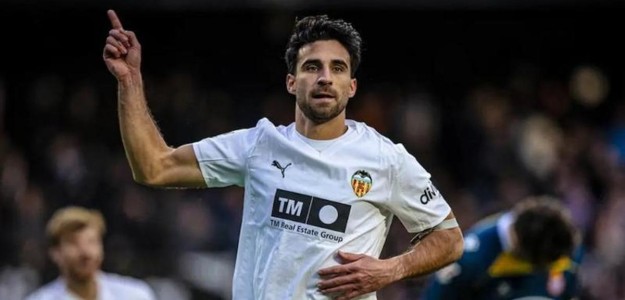 Filip Ugrinic y Eray Cömert durante un entrenamiento del Valencia CF en la Ciudad Deportiva
