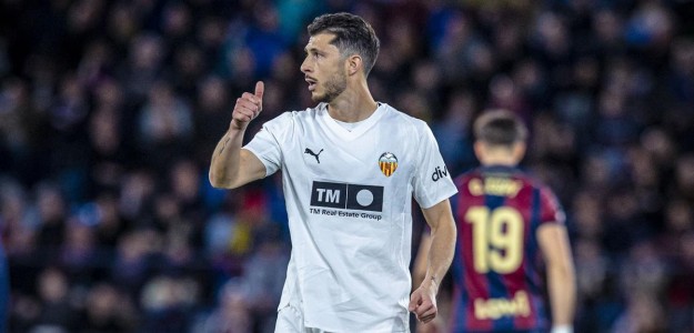 Guido Rodríguez durante un entrenamiento con el Valencia CF en Mestalla