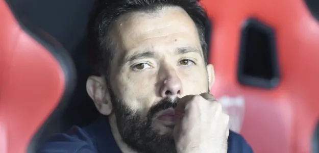 Carlos Corberán dirigiendo entrenamiento Valencia CF temporada actual