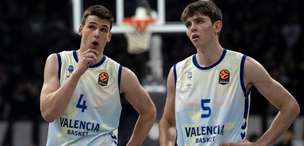 Pedro Martínez dirigiendo a Valencia Basket desde el banquillo en Belgrado