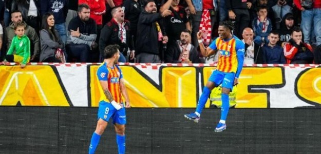 Dimitrievski realiza una parada decisiva en el Sánchez Pizjuán ante el Sevilla