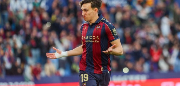 Carlos Espí celebra uno de sus goles contra el Real Oviedo en el Ciutat