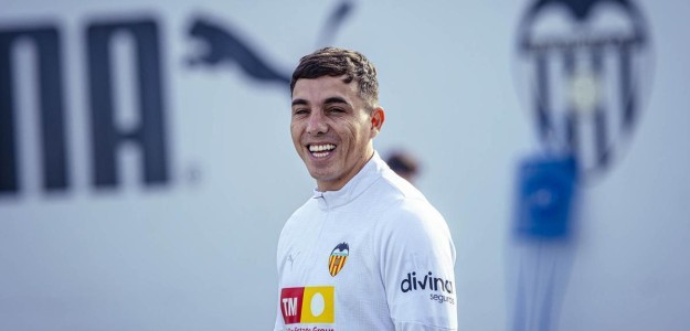 Renzo Saravia durante un entrenamiento con el Valencia CF en la Ciudad Deportiva