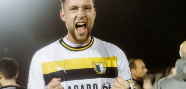 Justin De Haas posa junto Torres Serrans Valencia nuevo fichaje