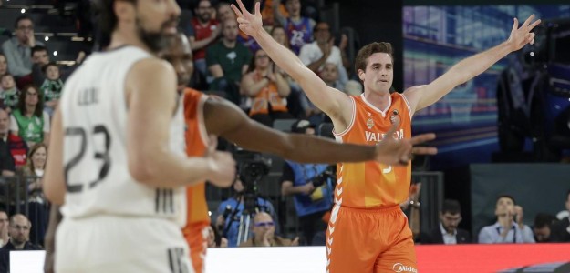 Nate Reuvers durante un partido del Valencia Basket en la Fonteta