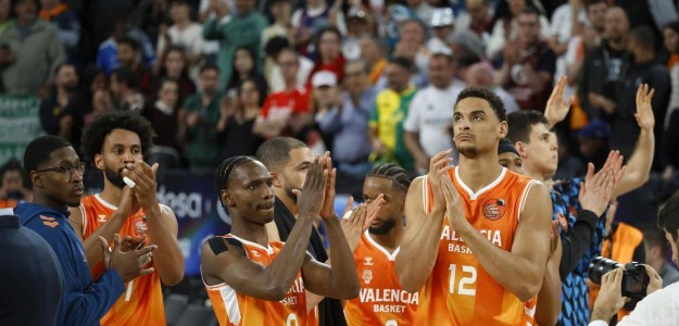 Pedro Martínez da instrucciones durante un partido del Valencia Basket en La Fonteta