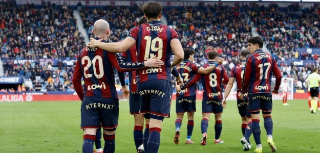Luis Castro durante un entrenamiento del Levante UD en Orriols
