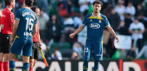 Rafa Mir durante el partido Elche CF contra Espanyol en el Martínez Valero