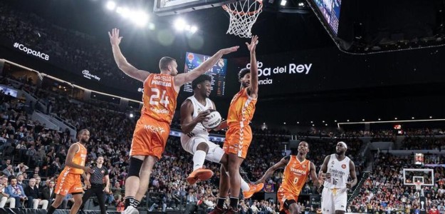 Jugadores del Valencia Basket durante un partido de Euroliga esta temporada