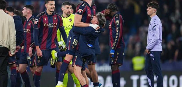 Carlos Espí celebra un gol con la camiseta del Levante UD en el Ciutat de Valencia