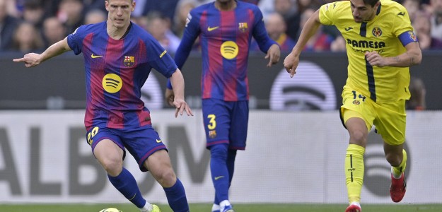 Jugadores del Villarreal CF y Elche CF durante un derbi valenciano en la Cerámica