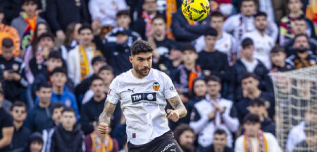 Ramazani celebra su gol de penalti ante Osasuna en Mestalla