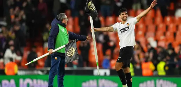 Eray Cömert durante un partido con el Valencia CF en Mestalla
