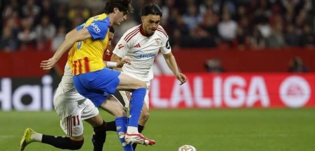 Carlos Corberán dirige un entrenamiento del Valencia CF preparando el partido ante Mallorca