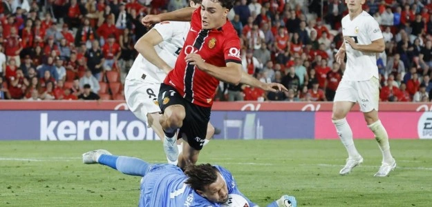 Jugadores valencianos disputan un balón en la lucha por la salvación