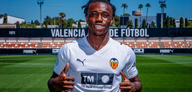David Otorbi durante un entrenamiento con el Valencia CF en la Ciudad Deportiva