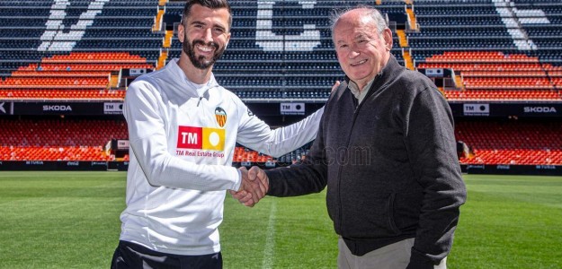 José Luis Gayà celebrando tras superar los 400 partidos con Valencia CF