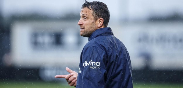 Óscar Sánchez dirige entrenamiento Valencia Mestalla celebrando victoria