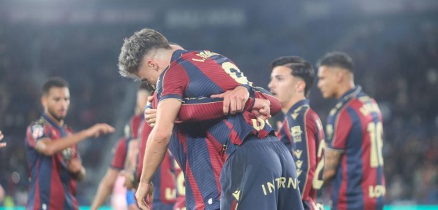 Iñigo Pérez dirigiendo entrenamiento Levante UD previo partidos decisivos salvación