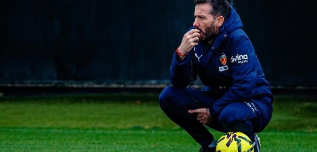 Carlos Corberán dirige un entrenamiento del Valencia CF en la Ciudad Deportiva