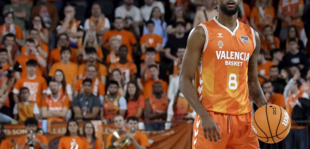 Jugadores Valencia Basket celebran victoria ante Breogán Liga Endesa