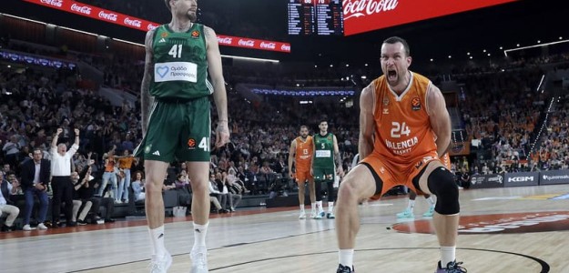 Jean Montero celebra una canasta en el Roig Arena ante Panathinaikos