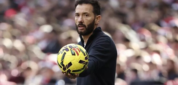 Carlos Corberán dirigiendo al Valencia desde la banda en Mestalla