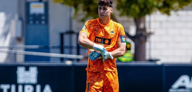 Vicent Abril durante un entrenamiento con el Valencia Mestalla en la Ciudad Deportiva