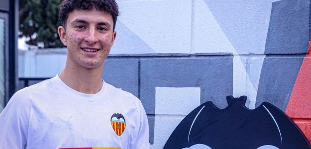 Iker Aranda celebra un gol con el Cadete Fundación del Valencia CF