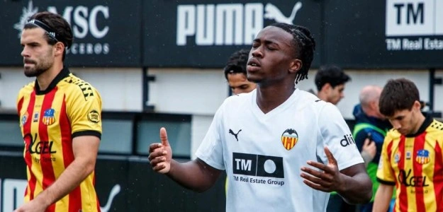 David Otorbi durante un entrenamiento con el Valencia CF