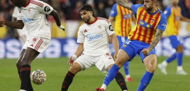 Unai Núñez durante un entrenamiento del Valencia CF en la Ciudad Deportiva