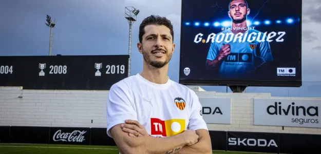 Guido Rodríguez durante el partido ante el Sevilla en el Sánchez Pizjuán