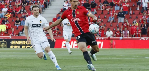 Omar Sadiq celebra el gol del empate del Valencia ante el Mallorca