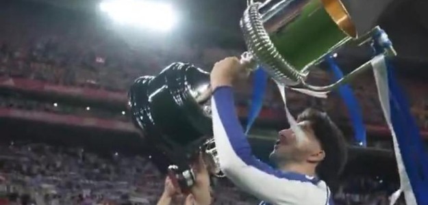 Carlos Soler celebra con la Real Sociedad la Copa del Rey