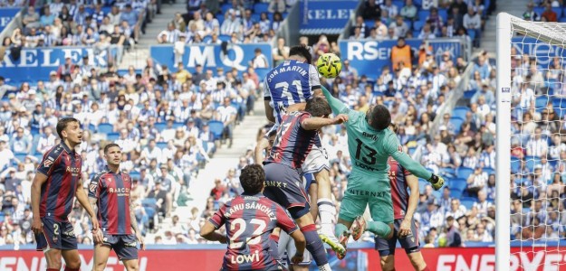 Jugadores del Levante UD durante el partido contra la Real Sociedad en Anoeta