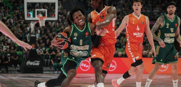 Jugadores del Valencia Basket durante un partido de Euroliga en la Roig Arena