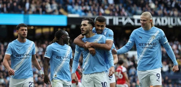 Jugadores Valencia Basket celebran victoria en Fontajau contra Girona