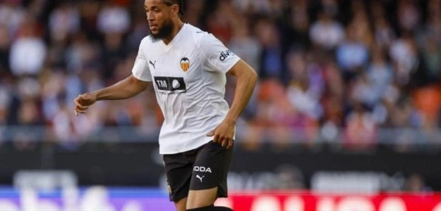 Arnaut Danjuma durante un entrenamiento con el Valencia CF en la Ciudad Deportiva