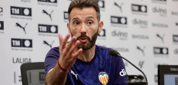 Carlos Corberán durante la rueda de prensa previa al Valencia CF Elche