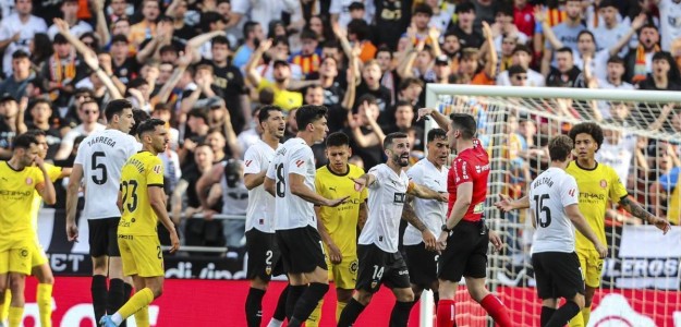 José Luis Gayà celebra una asistencia con el Valencia CF en Mestalla
