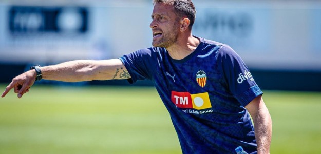 Óscar Sánchez dirigiendo entrenamiento Valencia CF Mestalla en Paterna