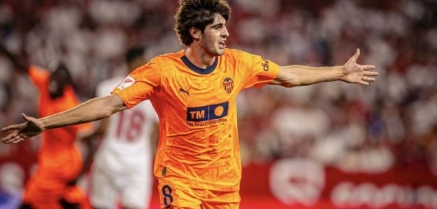 Javi Guerra durante un entrenamiento con el Valencia CF en la Ciudad Deportiva