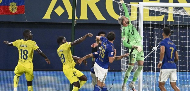 Aarón Escandell durante un partido con el Real Oviedo esta temporada
