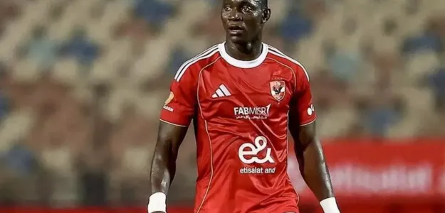 Aliou Dieng posa con la camiseta del Valencia CF tras firmar su contrato