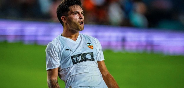 Hugo Duro durante un entrenamiento del Valencia CF en la Ciudad Deportiva