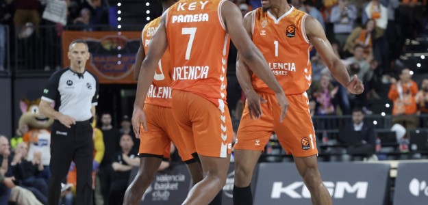 Jugadores del Valencia Basket durante un partido de Euroliga en el Roig Arena