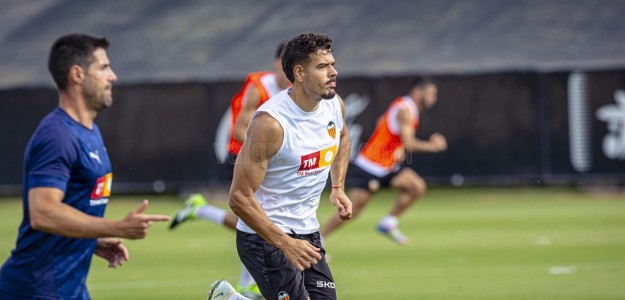 Ugrinic entrena con el Valencia CF tras superar lesión rodilla